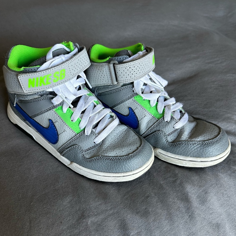 Boys size 4 Nike shoes